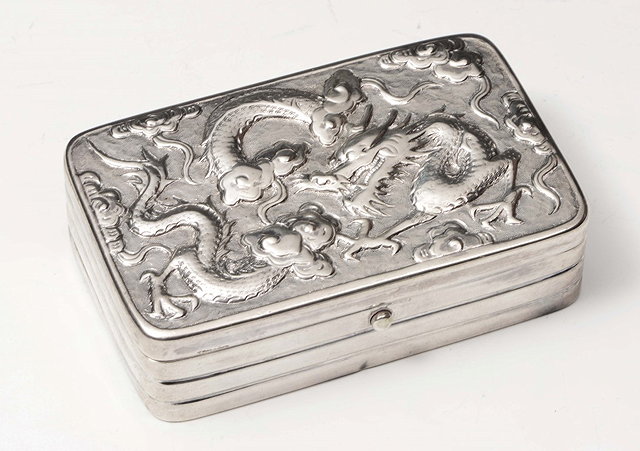 Appraisal: A CHINESE EXPORT SILVER TOBACCO BOX the lid chased with