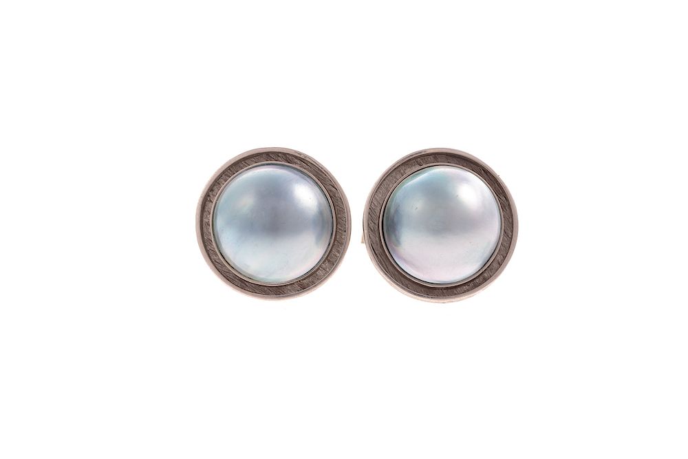 Appraisal: A Pair of Gent's Mabe Pearl Cufflinks in K Gold