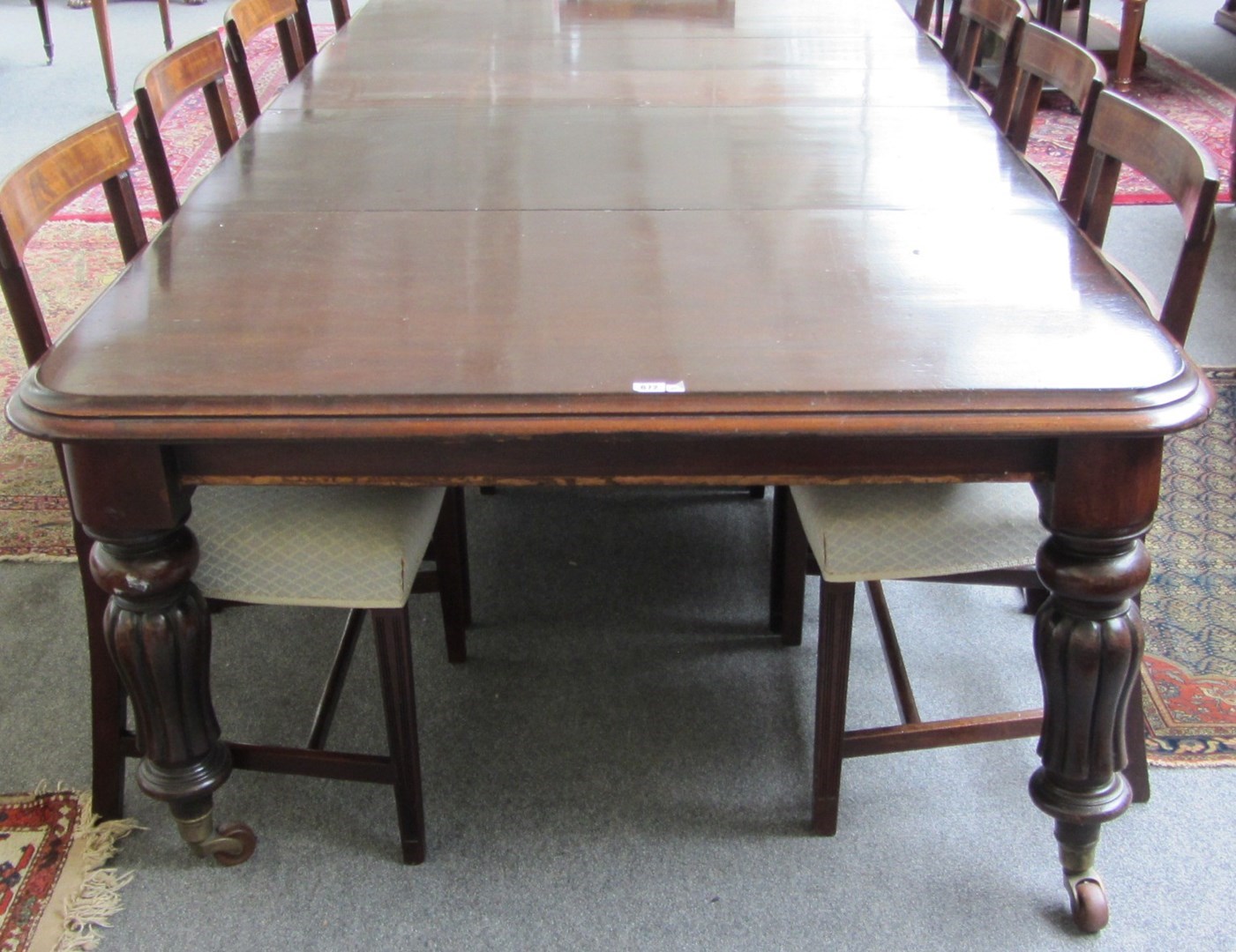 Appraisal: An early Victorian mahogany extending dining table on reeded baluster