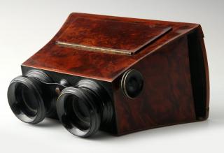 Appraisal: A TH CENTURY BREWSTER STYLE STEREOSCOPE A good burr wood