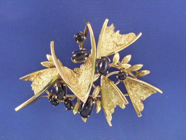 Appraisal: A ct gold eight cabochon sapphire set brooch x mm