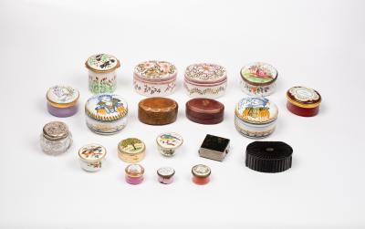 Appraisal: A quantity of trinket and pill boxes including pottery enamel