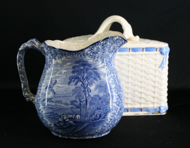 Appraisal: A porcelain Stilton cheese cover and a blue and white