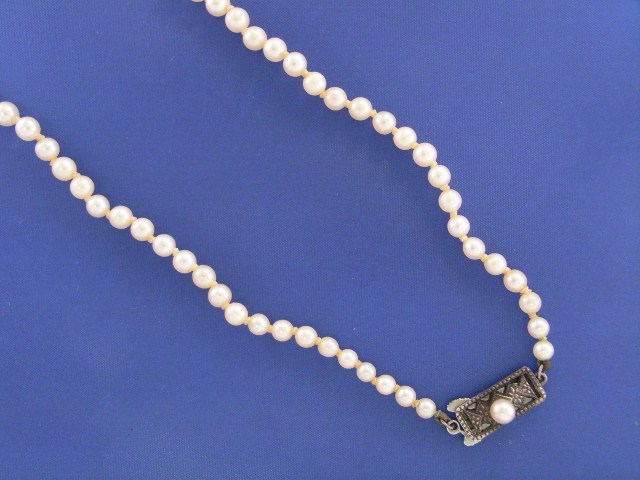 Appraisal: A graduating - mm cultured pearl necklace length cm with