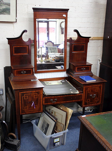 Appraisal: AN EDWARDIAN MAHOGANY DRESSING TABLE the rectangular mirrored plate and