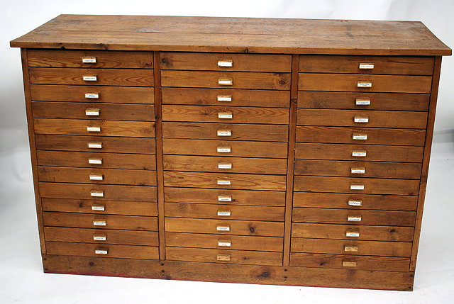 Appraisal: AN EARLY TH CENTURY PINE CHEST OF SHALLOW DRAWERS arranged