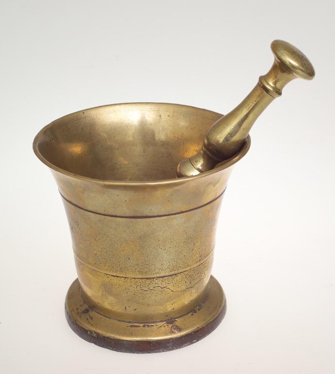 Appraisal: th CENTURY BRONZE PESTLE AND MORTAR of characteristic form Mortar