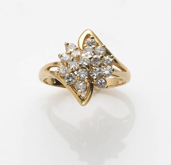 Appraisal: A diamond and k gold cluster ring