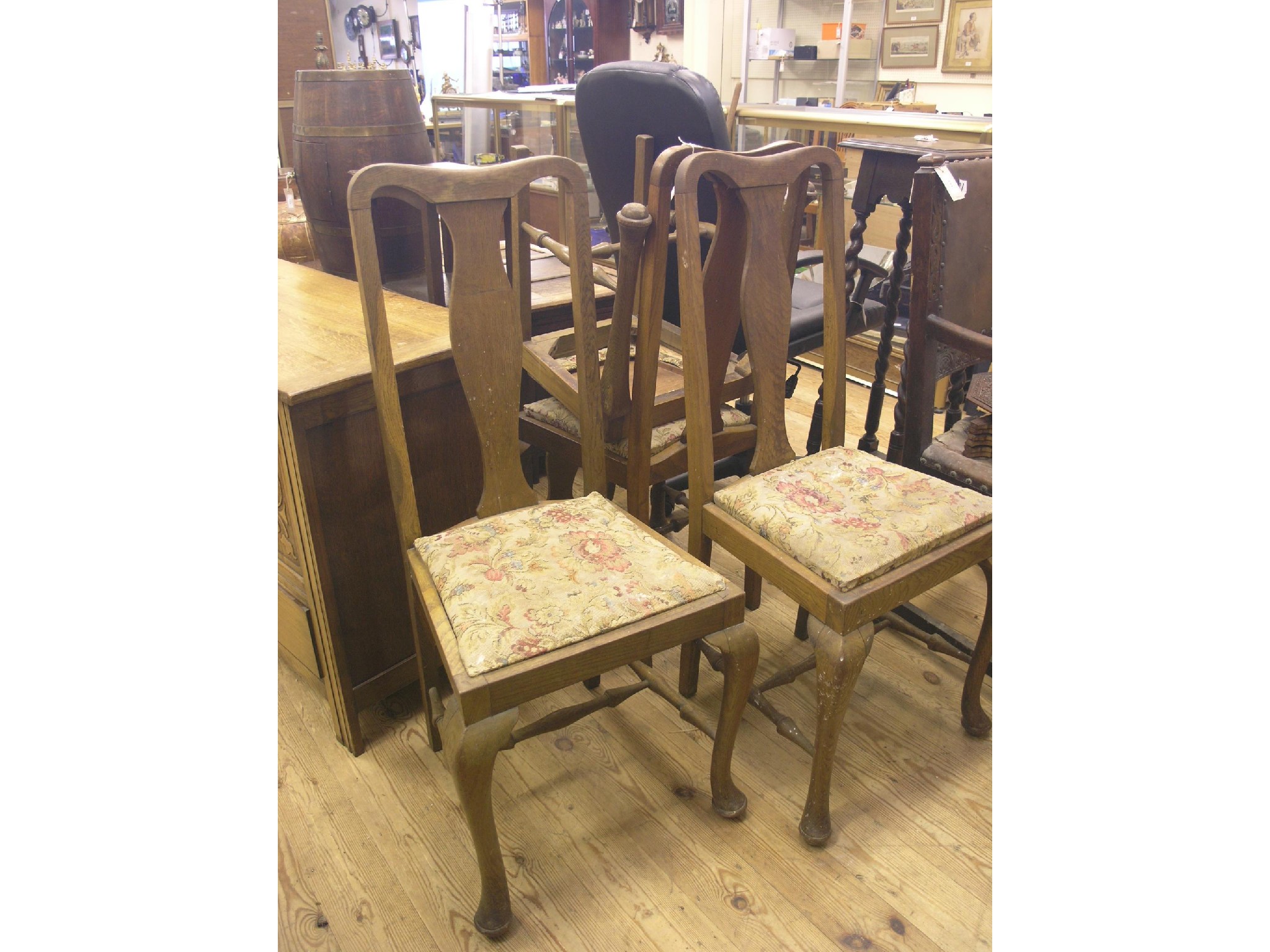 Appraisal: A set of four Queen Anne-style oak dining chairs with