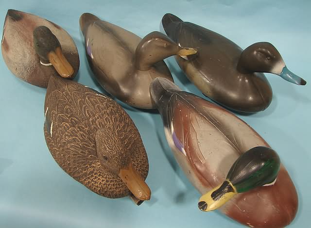 Appraisal: plastic decoys - Animal Trap Co Carry-Lite