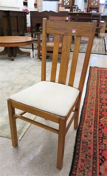 Appraisal: A GROUP OF EIGHT OAK DINING CHAIRS American c a