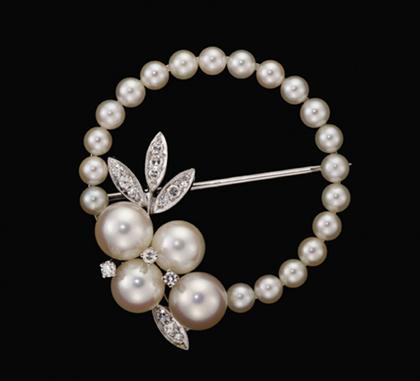 Appraisal: karat white gold diamond and pearl circle pin Fifteen diamond