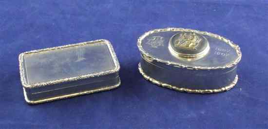 Appraisal: An Edwardian silver oval snuff box the lid with inset