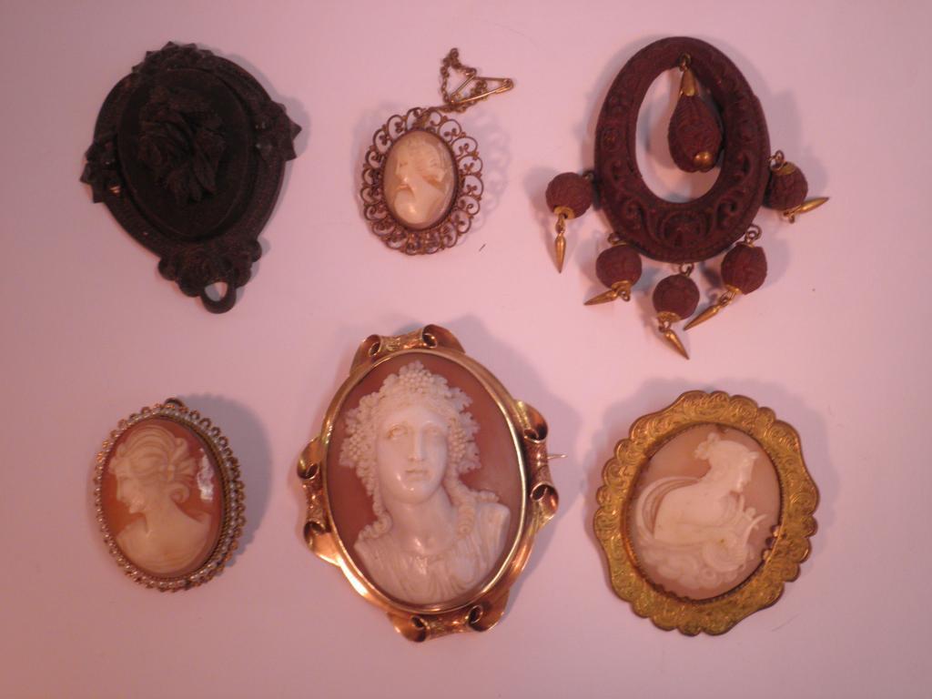 Appraisal: A thC cameo brooch with yellow metal mount another cameo