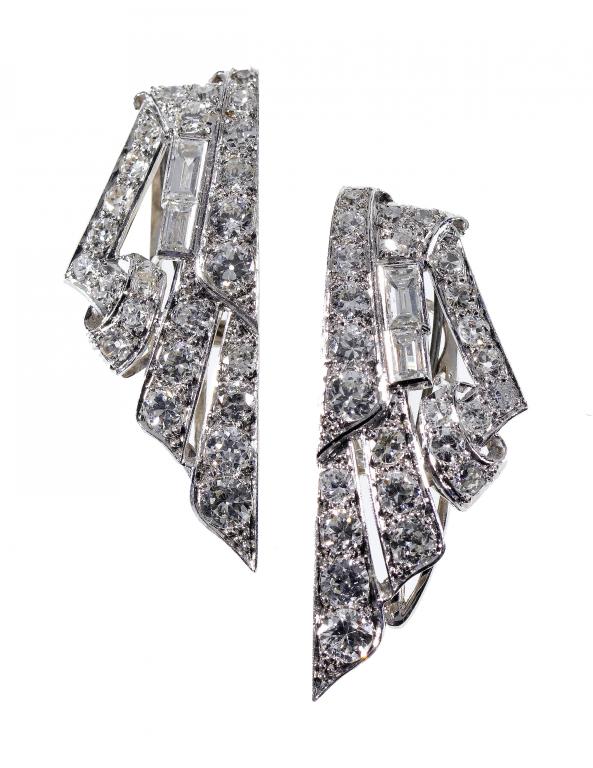 Appraisal: A PAIR OF DIAMOND CLIP BROOCHES with baguette and brilliant