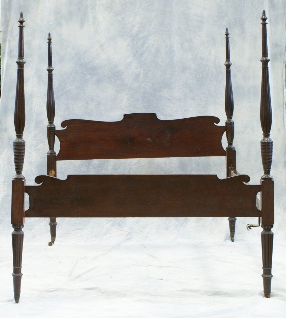 Appraisal: Four post mahogany bed with reeded and turned posts bedding