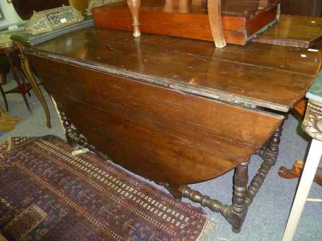 Appraisal: AN ANTIQUE OAK LARGE GATELEG DINING TABLE with oval top