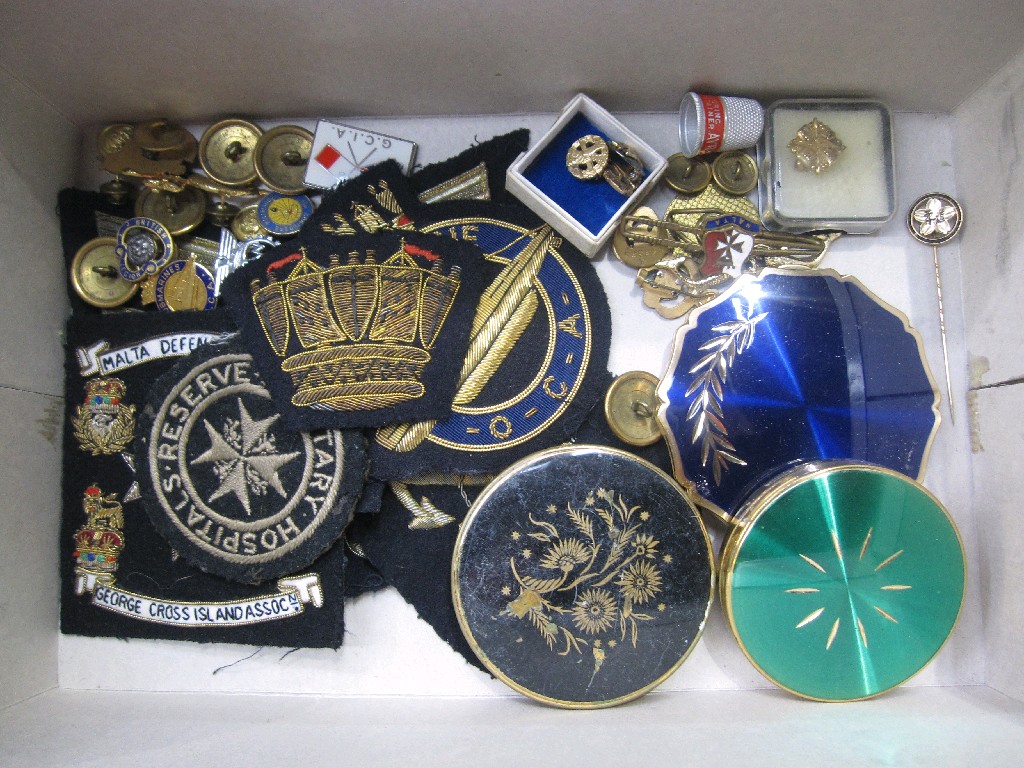 Appraisal: Box of assorted patches buttons compacts etc