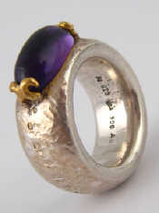 Appraisal: A stylish heavy white metal tests silver cabochon amethyst ring