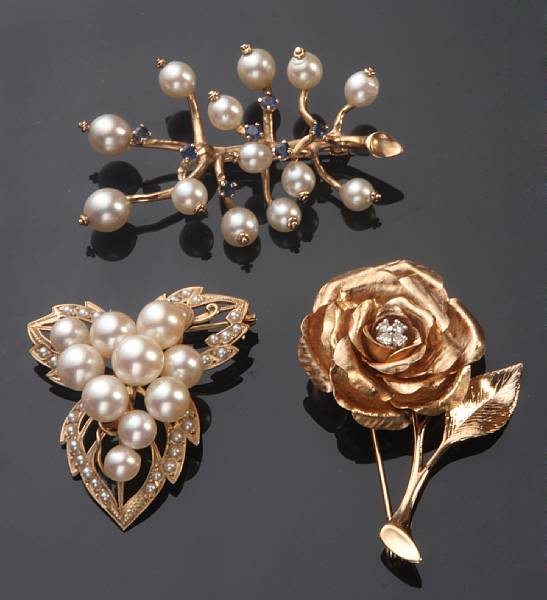 Appraisal: A collection of gold jewelry including three cultured pearl and