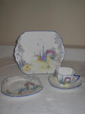 Appraisal: A SHELLEY CHINA QUEEN ANNE SHAPE TEA SERVICE printed in