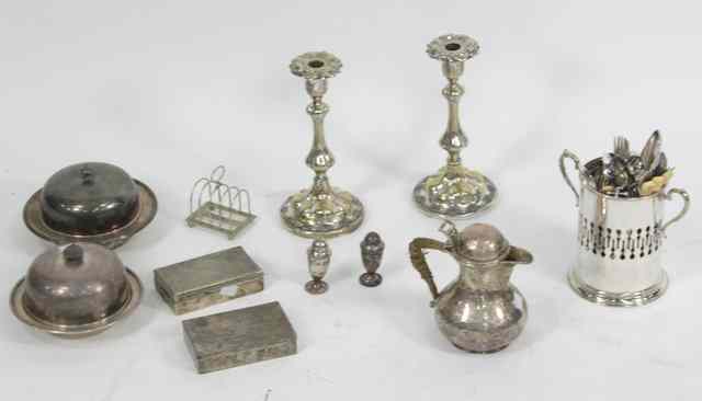 Appraisal: A quantity of silver plated wares including a sandwich box