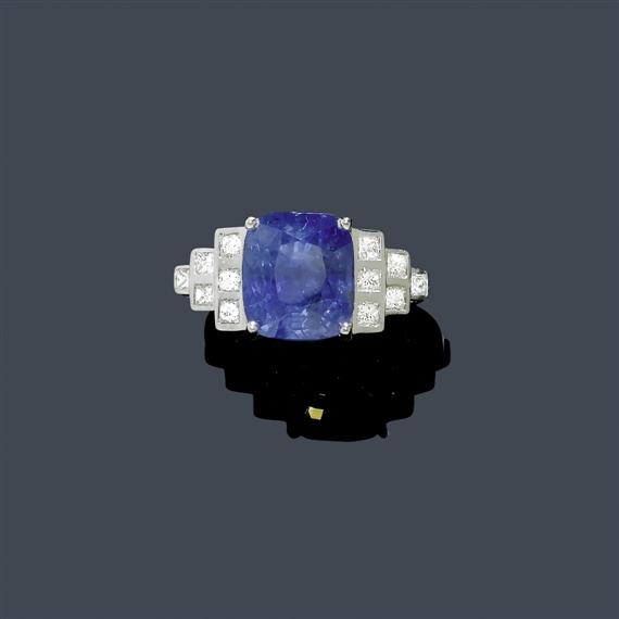 Appraisal: A SAPPHIRE AND DIAMOND RING White gold The top set