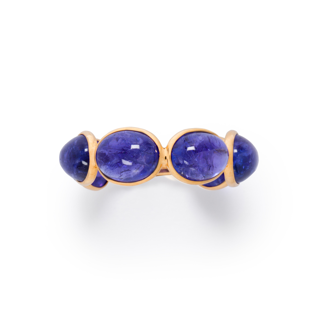 Appraisal: A TANZANITE AND EIGHTEEN KARAT GOLD RING A tanzanite and