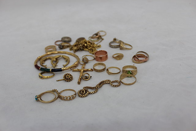 Appraisal: A COLLECTION OF GOLD to include a gold chain a