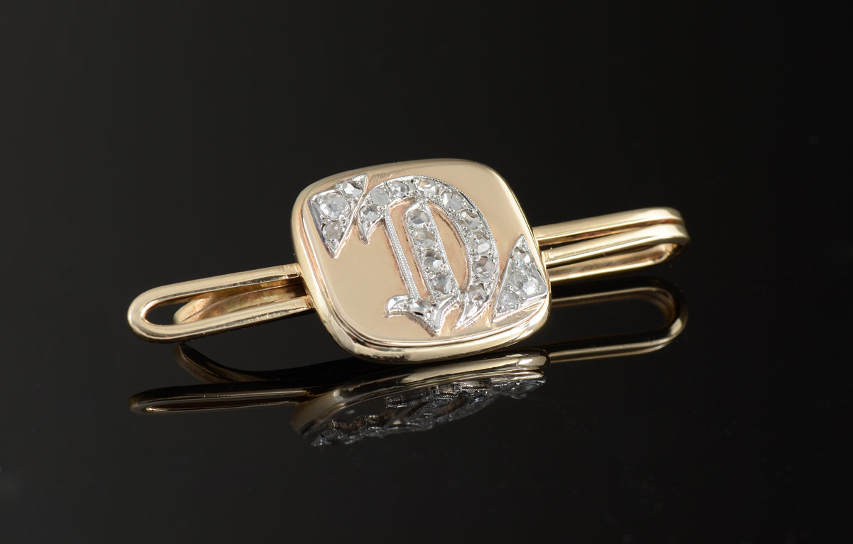 Appraisal: K DIAMOND 'D' INITIAL TIE CLIP K yellow gold tie