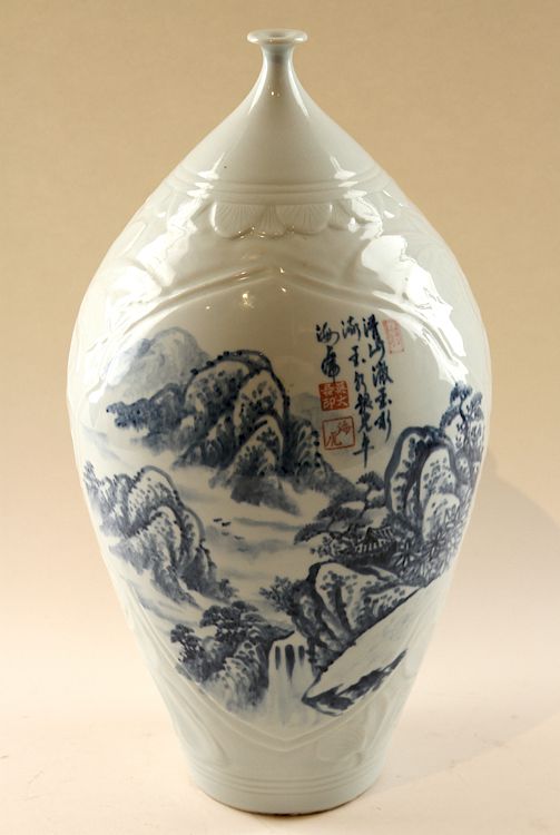 Appraisal: CHINESE HAND PAINTED VASE A Chinese hand painted vase having