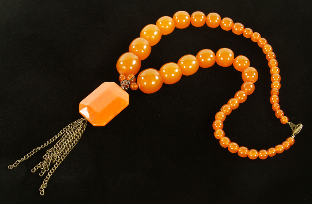 Appraisal: - Amber and Bakelite Necklace Amber and Bakelite necklace oz