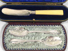 Appraisal: A boxed silver bladed butter knife hallmarked London together with