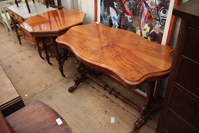 Appraisal: A LATE TH CENTURY WALNUT CENTRE TABLE with a shaped