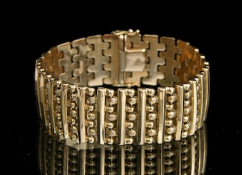 Appraisal: An Elegant Gold Bracelet k yellow gold bracelet of articulated