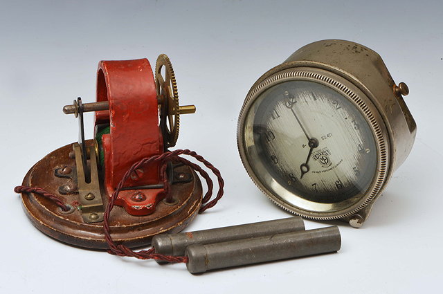 Appraisal: A SMITHS CAR DASHBOARD TIMEPIECE diameter together with a small