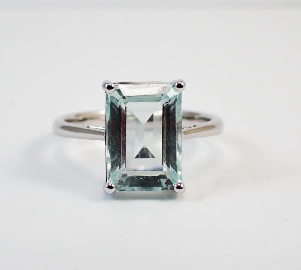 Appraisal: AQUAMARINE AND FOURTEEN KARAT WHITE GOLD RING with four white