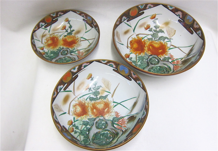 Appraisal: SET OF THREE GRADUATED JAPANESE PORCELAIN NESTING BOWLS c with