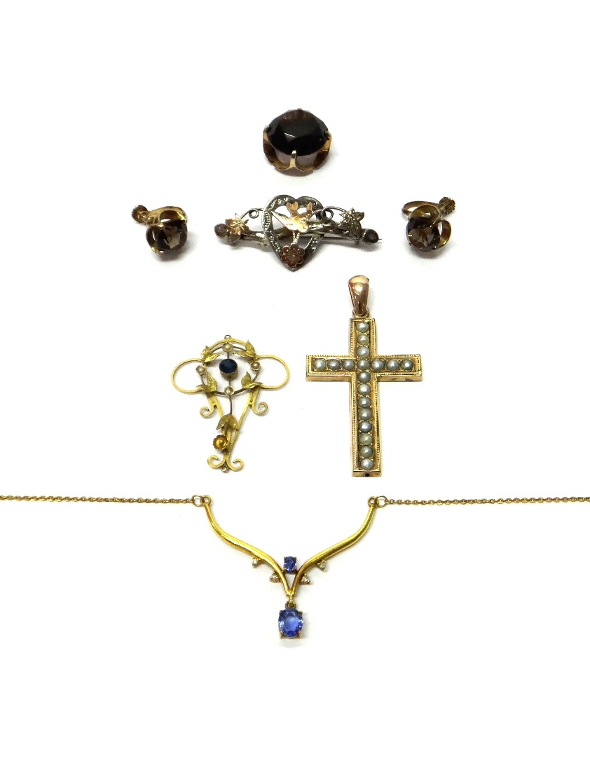 Appraisal: A gold sapphire and diamond set necklace in a 'V'