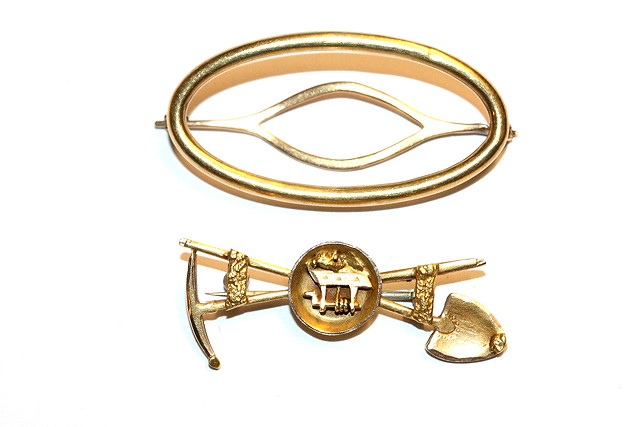 Appraisal: A GOLD DIGGERS BROOCH with a crossed shovel pick and