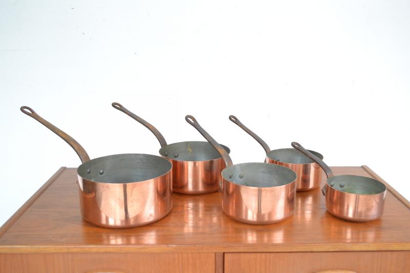 Appraisal: A SET OF FIVE COPPER POTS A SET OF FIVE