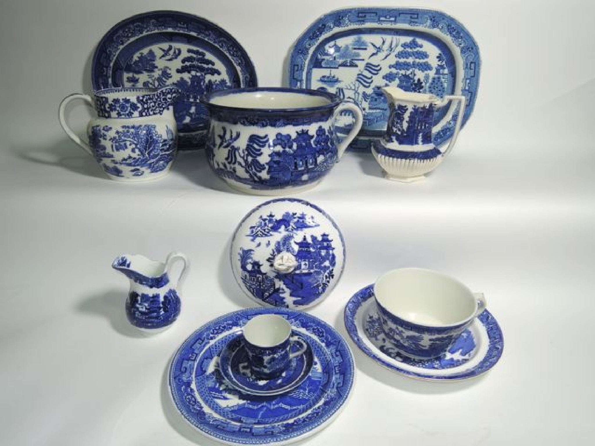 Appraisal: A collection of blue and white willow pattern wares various