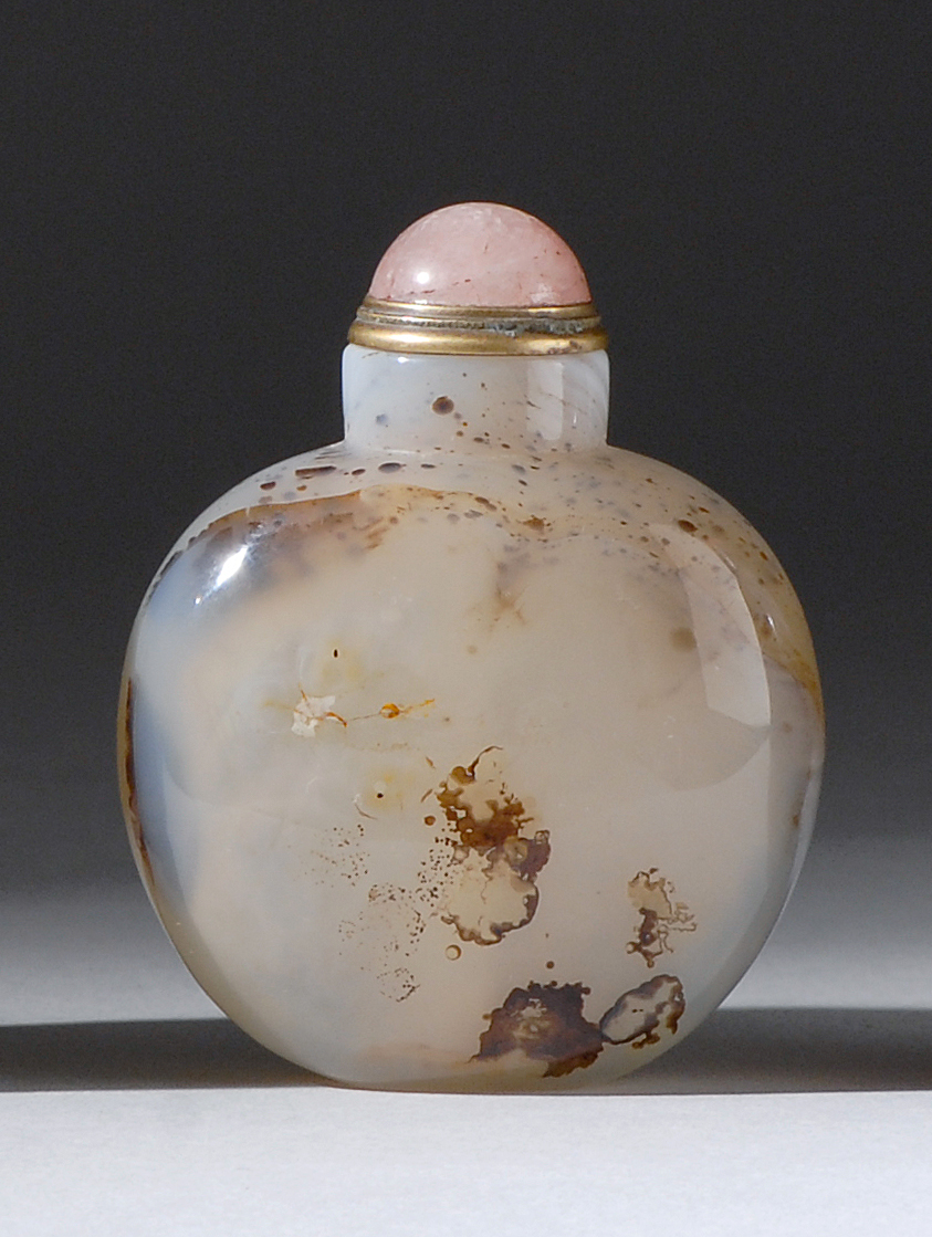 Appraisal: CHALCEDONY AGATE SNUFF BOTTLE Mid- th CenturyIn ovoid form with