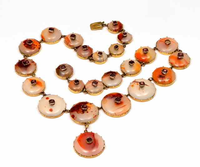 Appraisal: A GRADUATED AGATE NECKLACE circular discs mounted in cut down