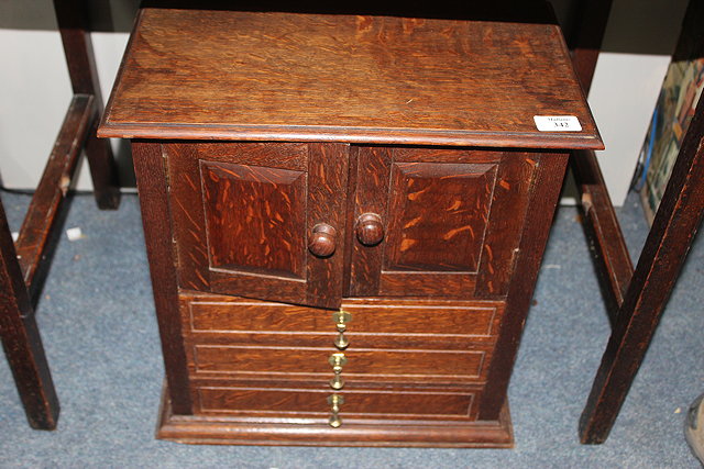 Appraisal: AN EARLY TH CENTURY OAK TABLE TOP CABINET with two