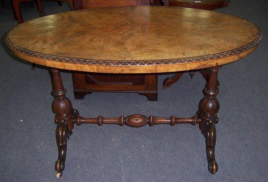 Appraisal: A Victorian figured walnut table with clover leaf border on