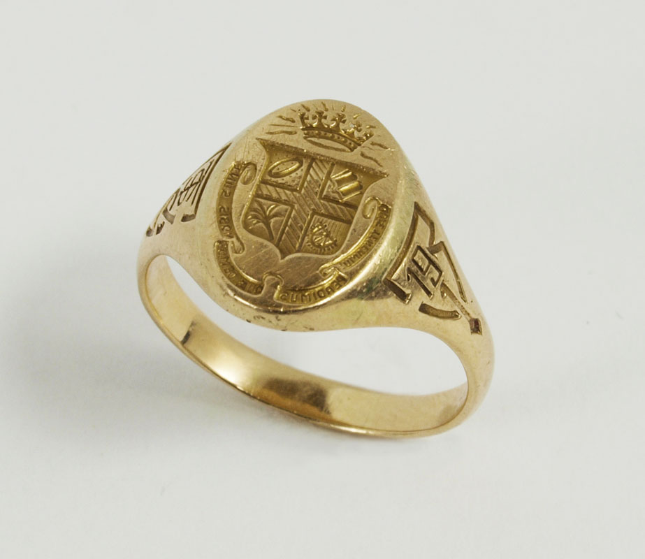 Appraisal: K GOLD TIFFANY CO SIGNET RING Unknown crest and motto