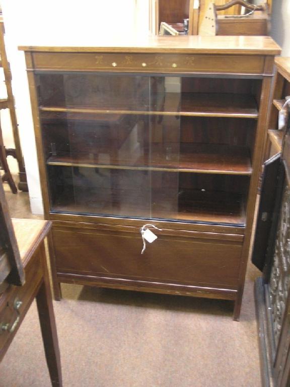 Appraisal: An Edwardian inlaid mahogany open bookcase with two adjustable shelves