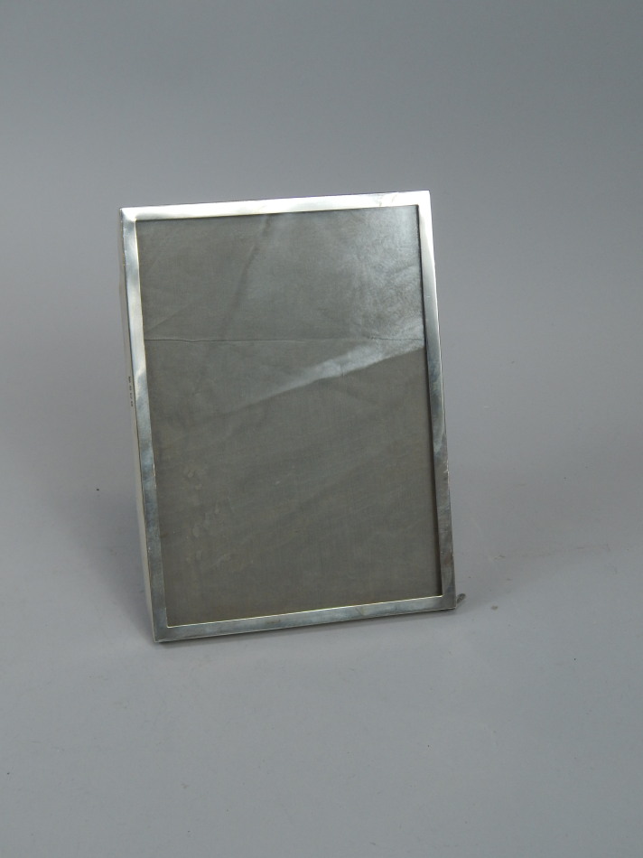 Appraisal: A George V silver rectangular silver mounted photograph frame Birmingham