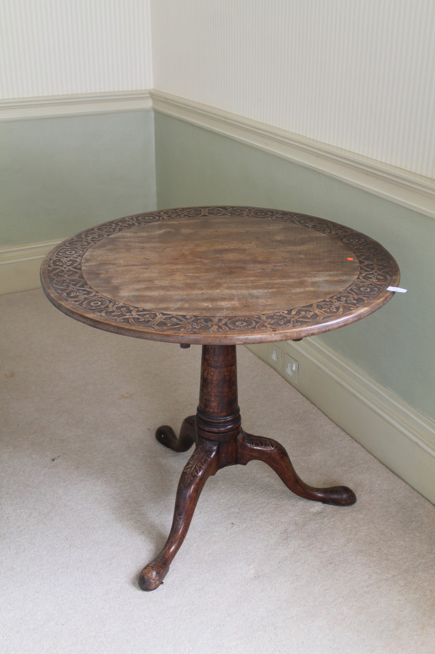 Appraisal: A George II mahogany supper table with bird cage tilt